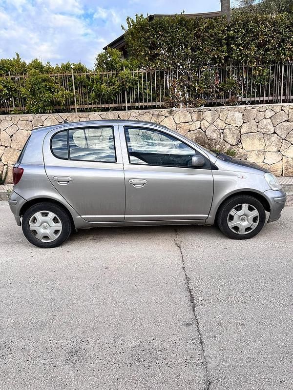 Usata Toyota Yaris 75 CV (55 kW) 2004 Grigio Berlina