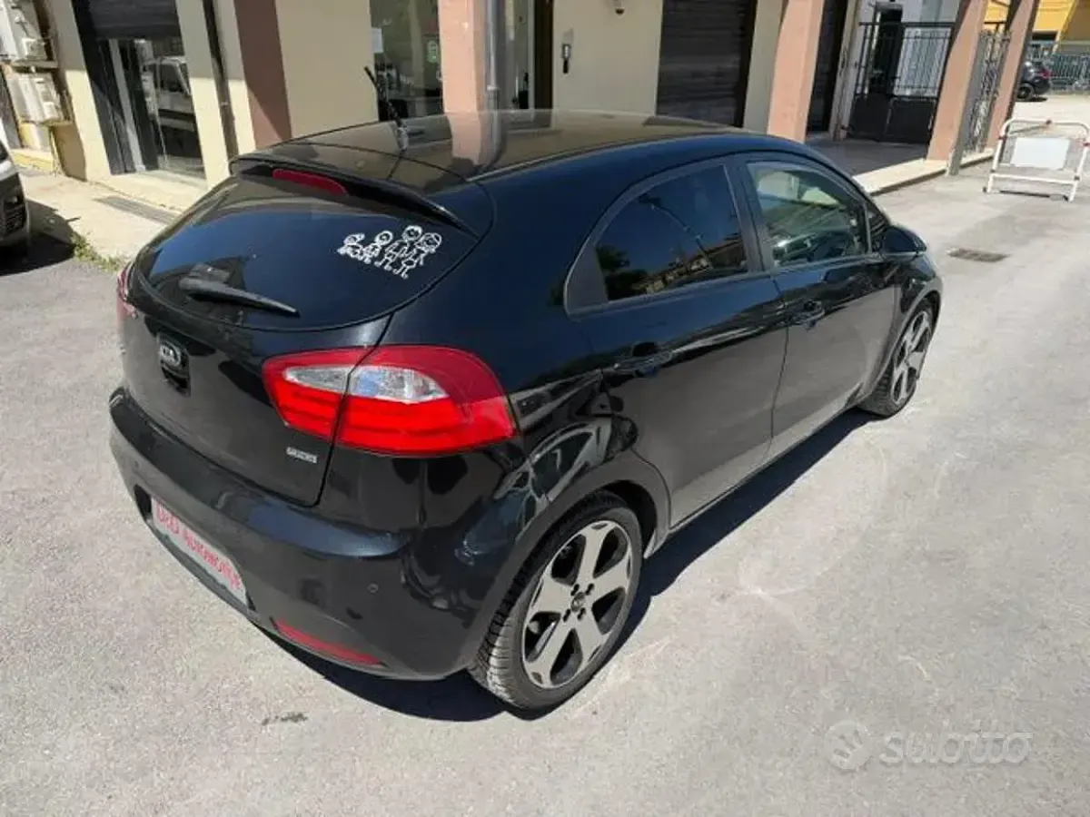 Usata Kia Rio EX 90 CV (66 kW) 2013 Nero metallizzato Berlina
