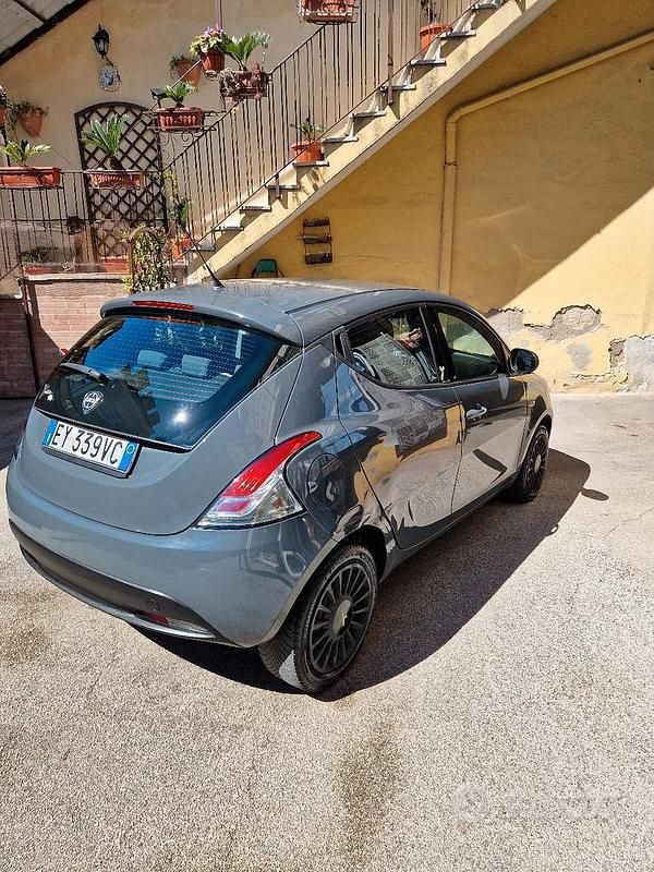 Usata Lancia Ypsilon 95 CV (69 kW) 2015 Grigio Utilitaria