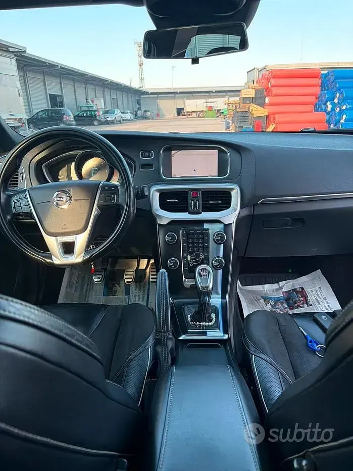 Usata Volvo V40 115 CV (84 kW) 2014 Nero Berlina