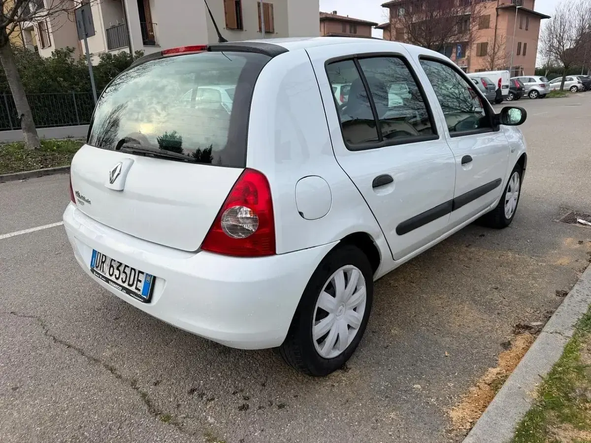 Begagnad Renault Clio II Dynamique 75 HK (55 kW) 2008 Vit Sedan