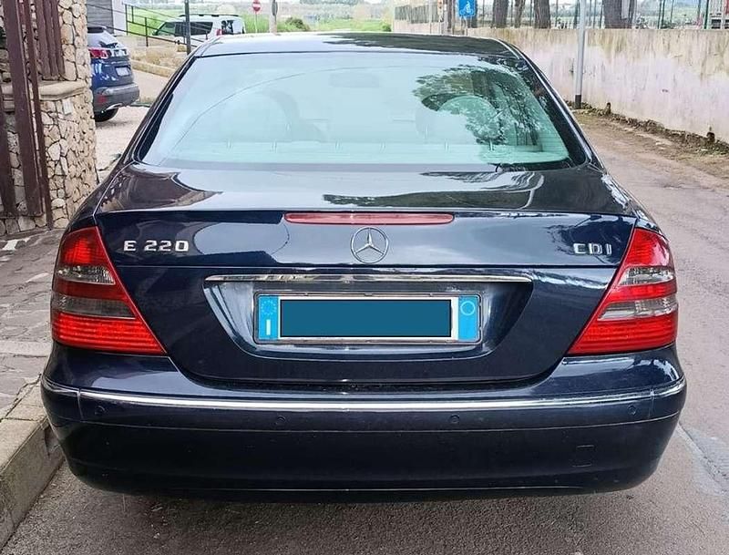 Usata Mercedes E220 Elegance 150 CV (110 kW) 2005 Blu/azzurro Berlina