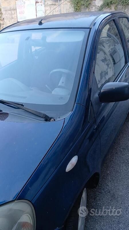 Usata Toyota Yaris 68 CV (50 kW) 2001 Blu Utilitaria