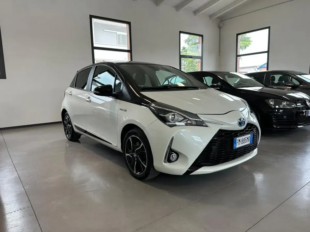 Usata Toyota Yaris Hybrid Active 73 CV (53 kW) 2018 Bianco Berlina