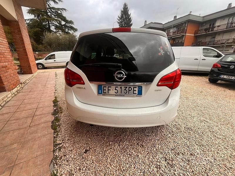 Usata Opel Meriva Cosmo 74 CV (54 kW) 2011 Bianco Monovolume