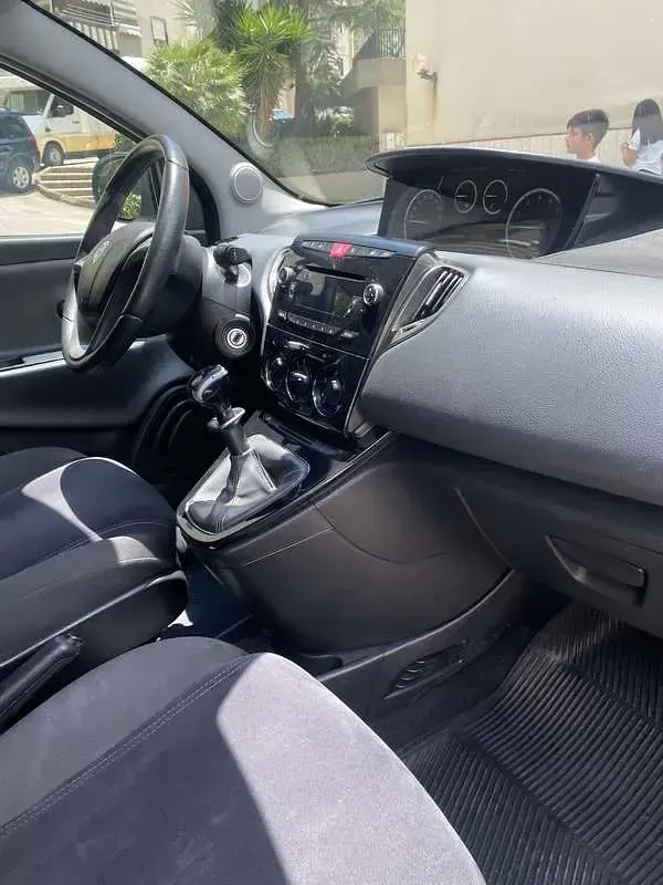 Usata Lancia Ypsilon Silver 116 CV (85 kW) 2015 Nero Utilitaria