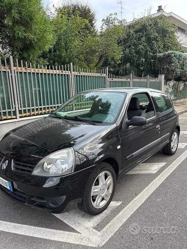 Nero Usata 2007 Renault Clio II Utilitaria | 2000 € (Buon prezzo) - Immagine 1/4