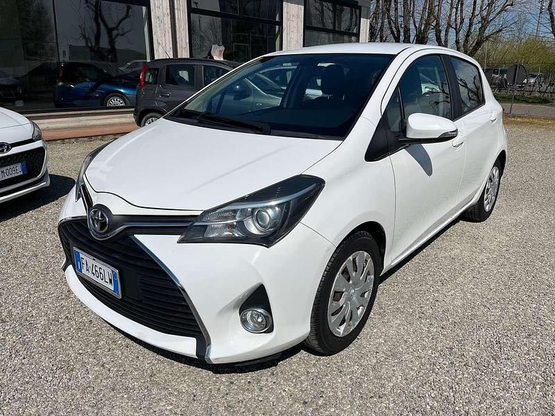 Usata Toyota Yaris Active 69 CV (50 kW) 2015 Bianco Utilitaria