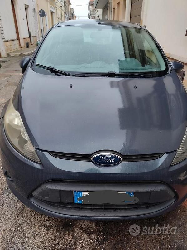 Usata Ford Fiesta 82 CV (60 kW) 2011 Grigio Utilitaria