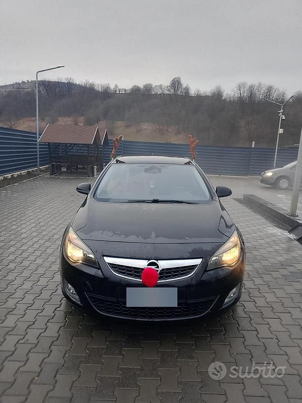 Käytetty Opel Astra 180 HP (132 kW) 2010 Musta Sedan