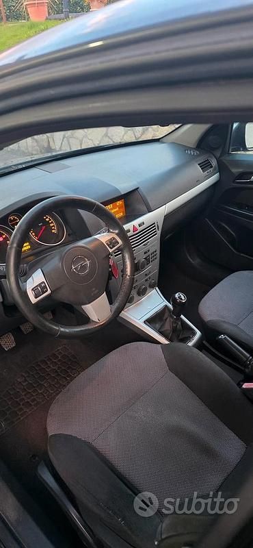 Usata Opel Astra Enjoy 88 CV (64 kW) 2010 Grigio Berlina