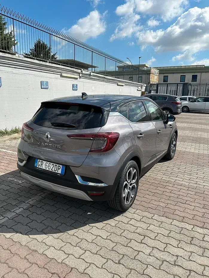 Usata Renault Captur Techno 101 CV (74 kW) 2023 Grigio SUV