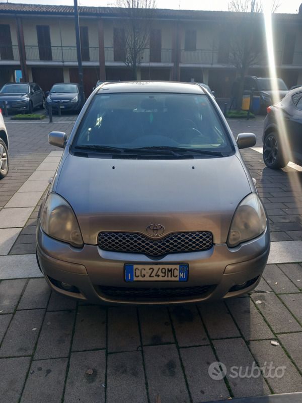 Grigio Usata 2003 Toyota Yaris Tre volumi | 1900 € (Buon prezzo) - Immagine 1/4