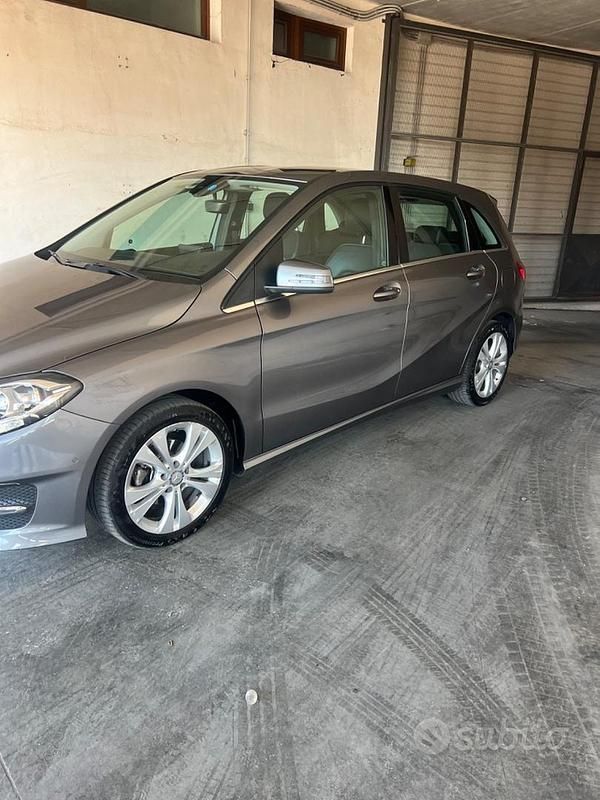 Usata Mercedes B180 109 CV (80 kW) 2016 Grigio Monovolume