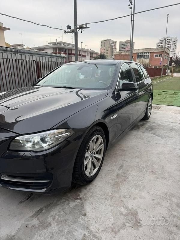 Usata BMW 520 Luxury Line 190 CV (139 kW) 2016 Grigio Station wagon