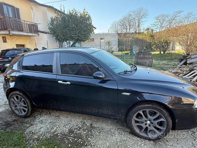 Usata Alfa Romeo 147 120 CV (88 kW) 2007 Nero Utilitaria