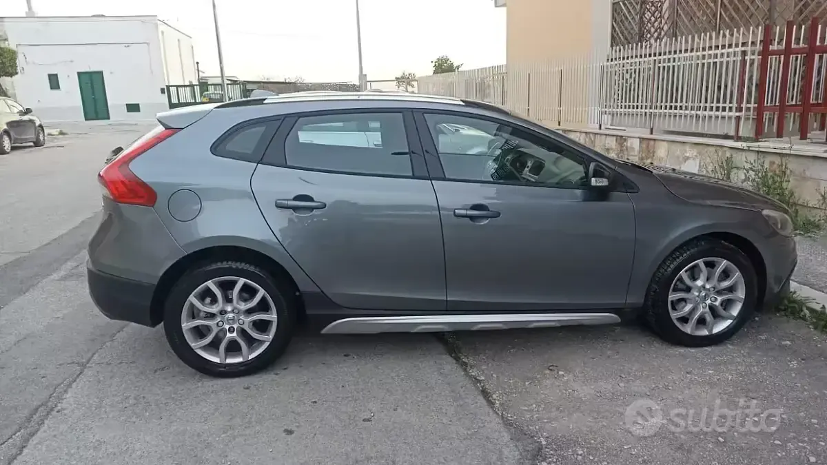 Usata Volvo V40 120 CV (88 kW) 2016 Grigio Berlina