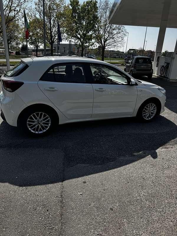 Usata Kia Rio 84 CV (61 kW) 2019 Bianco Berlina
