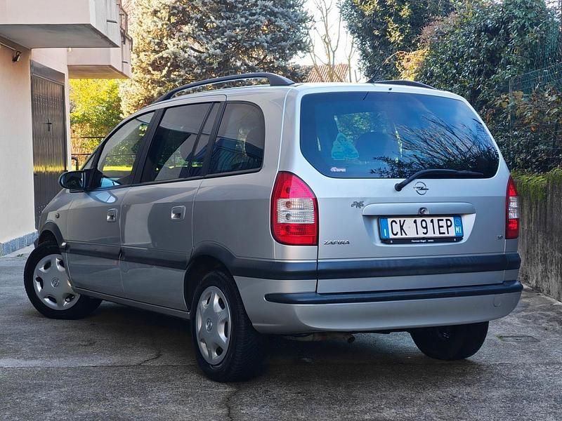 Usata Opel Zafira 101 CV (74 kW) 2003 Argento Monovolume