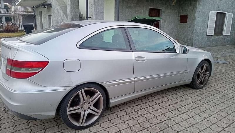 Usata Mercedes CL220 150 CV (110 kW) 2009 Argento Coupé