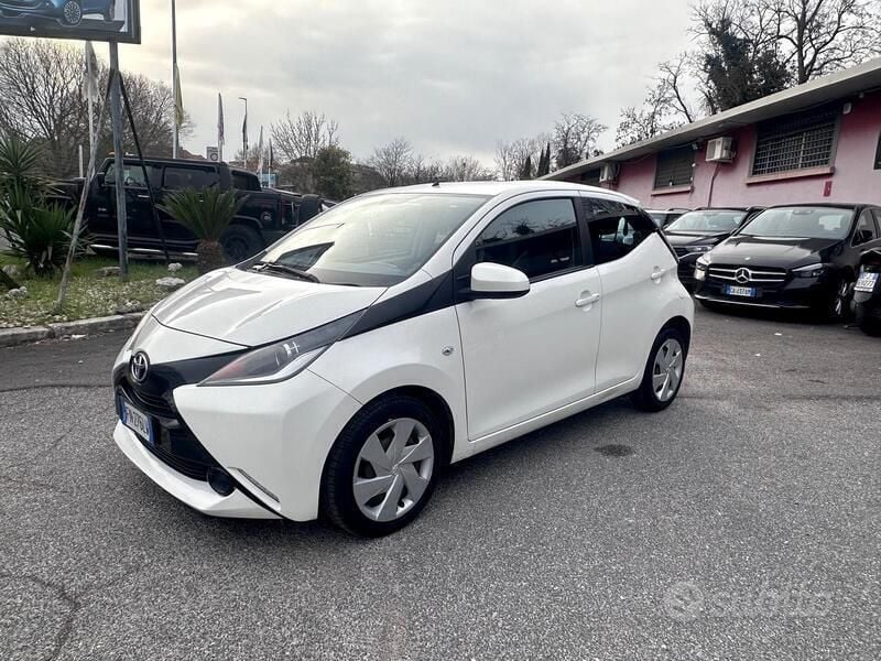 Bianco Usata 2018 Toyota Aygo X-play Due volumi | 9500 € (Buon prezzo) - Immagine 1/2