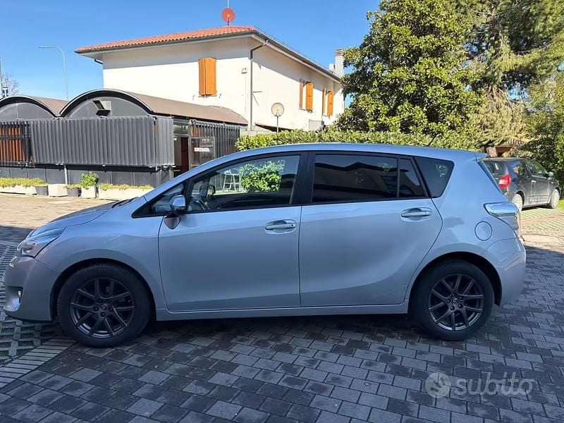 Usata Toyota Verso 112 CV (82 kW) 2015 Grigio Monovolume