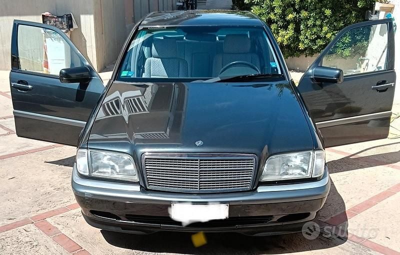 Usata Mercedes C180 Elegance 122 CV (89 kW) 1996 Grigio Berlina