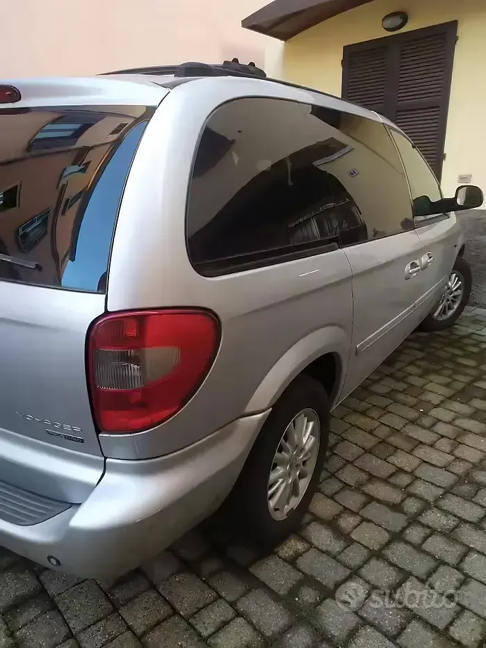 Usata Chrysler Voyager 143 CV (105 kW) 2004 Grigio Monovolume