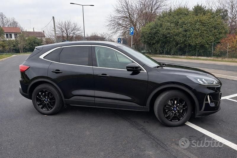 Usata Ford Kuga 120 CV (88 kW) 2020 Nero SUV