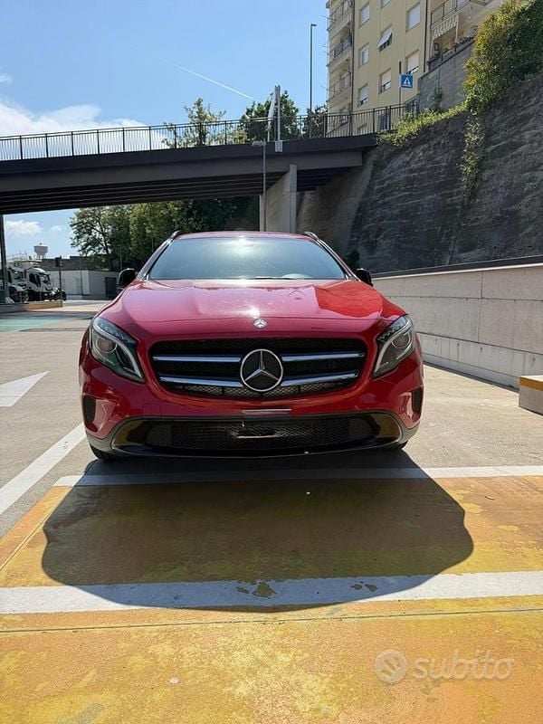 Usata Mercedes GLA180 109 CV (80 kW) 2015 Rosso SUV