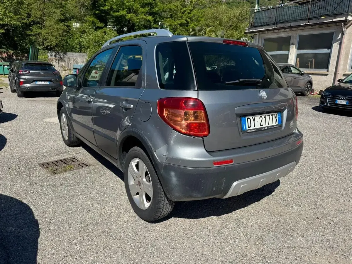 Begagnad Fiat Sedici Emotion 107 HK (78 kW) 2009 Grå SUV