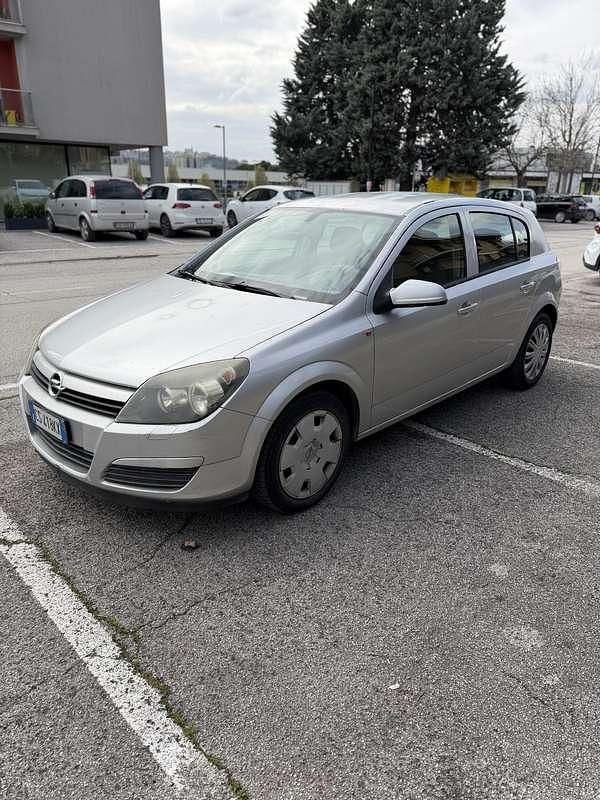 Usata Opel Astra Enjoy 101 CV (74 kW) 2004 Argento Berlina