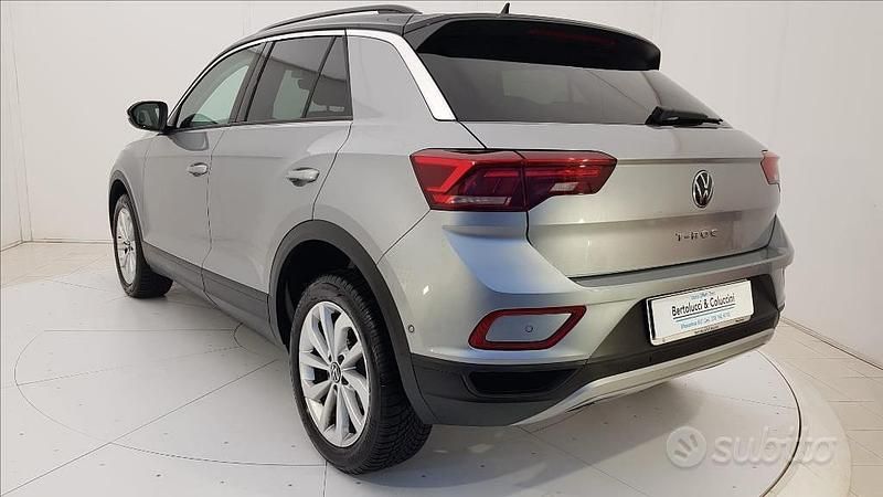 Usata VW T-Roc Life 110 CV (80 kW) 2023 Rosso SUV