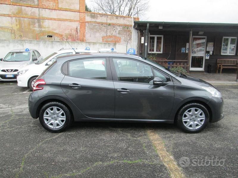 Usata Peugeot 208 Allure 82 CV (60 kW) 2012 Grigio scuro metallizzato Utilitaria