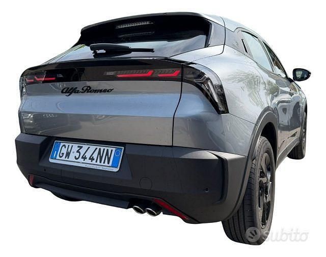 Käytetty Alfa Romeo Junior 136 HP (100 kW) 2024 Harmaa Katumaasturi
