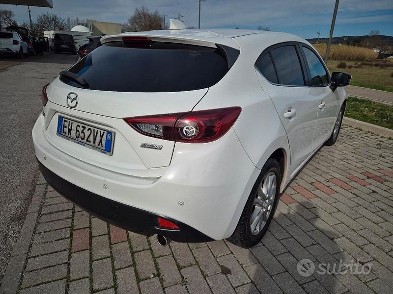 Usata Mazda 323F 88 CV (64 kW) 2014 Bianco Berlina