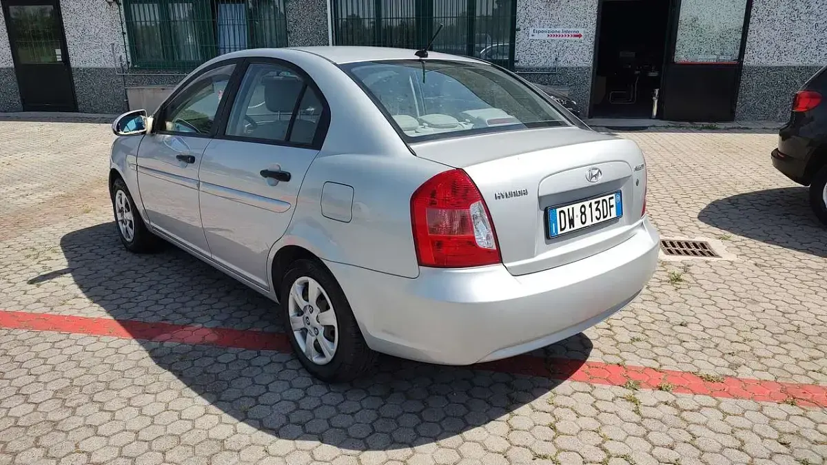 Usata Hyundai Accent Style 97 CV (71 kW) 2009 Argento metallizzato Berlina