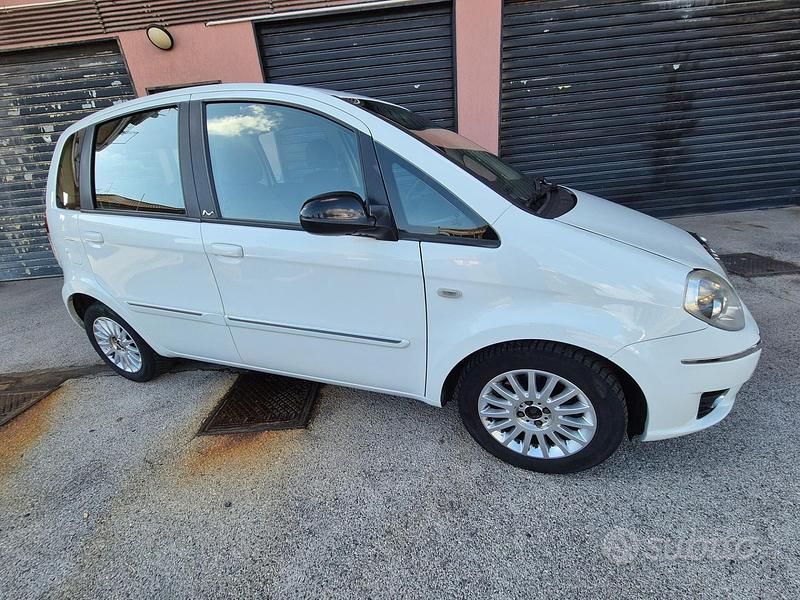 Usata Lancia Musa Gold 95 CV (69 kW) 2012 Bianco Monovolume