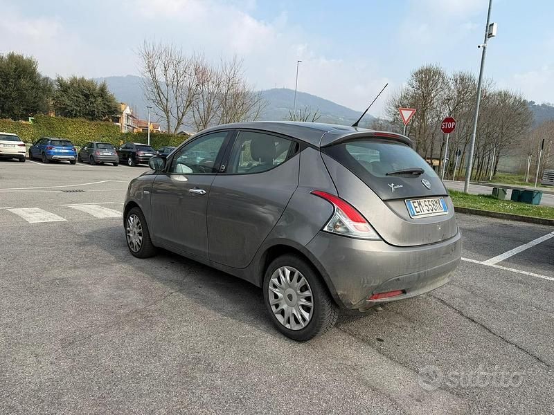 Usata Lancia Ypsilon 69 CV (50 kW) 2012 Grigio Utilitaria
