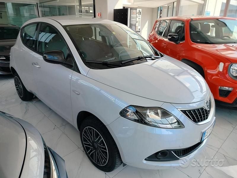 Usata Lancia Ypsilon 71 CV (52 kW) 2021 Bianco Utilitaria