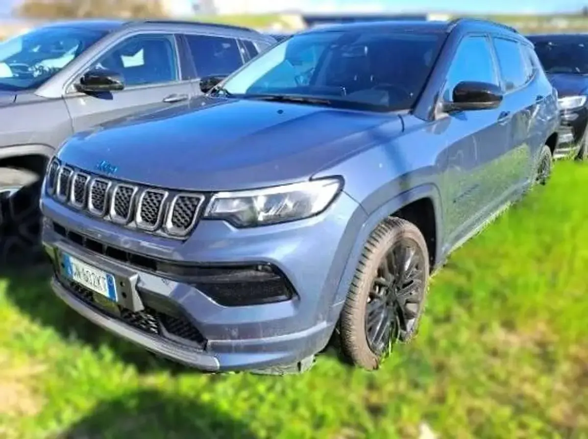 Usata Jeep Compass 179 CV (131 kW) 2023 Grigio / pbf  blue shade SUV