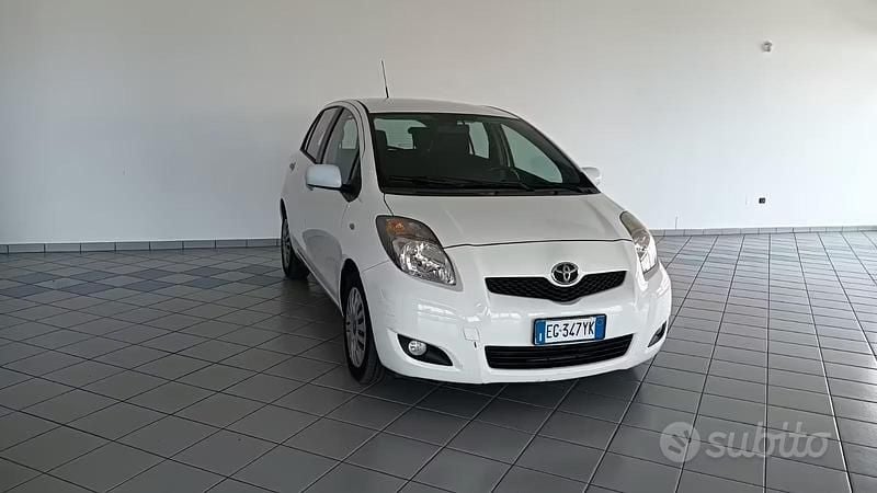 Usata Toyota Yaris Sol 90 CV (66 kW) 2011 Bianco Utilitaria