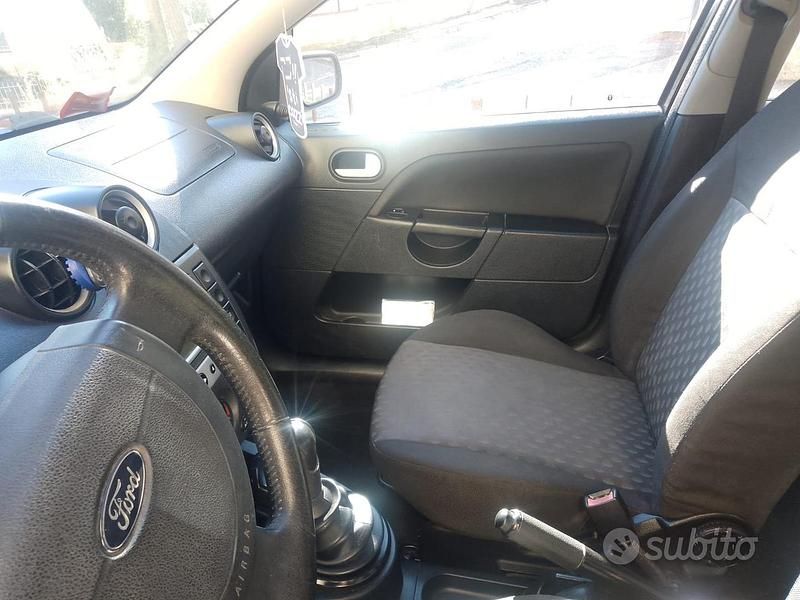 Usata Ford Fiesta 73 CV (53 kW) 2005 Nero Utilitaria