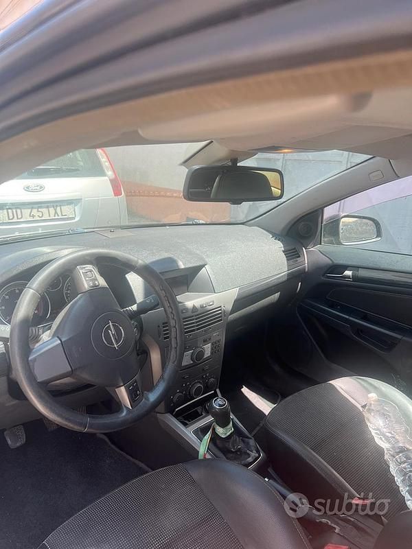 Usata Opel Astra 82 CV (60 kW) 2005 Nero Berlina