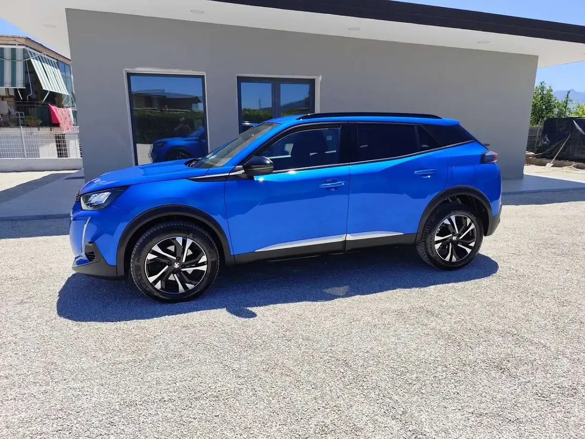 Usata Peugeot 2008 Allure 131 CV (96 kW) 2022 Blu/azzurro SUV