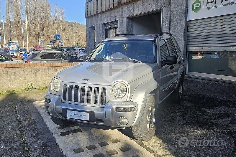 Usata Jeep Cherokee Sport 149 CV (109 kW) 2004 Grigio SUV