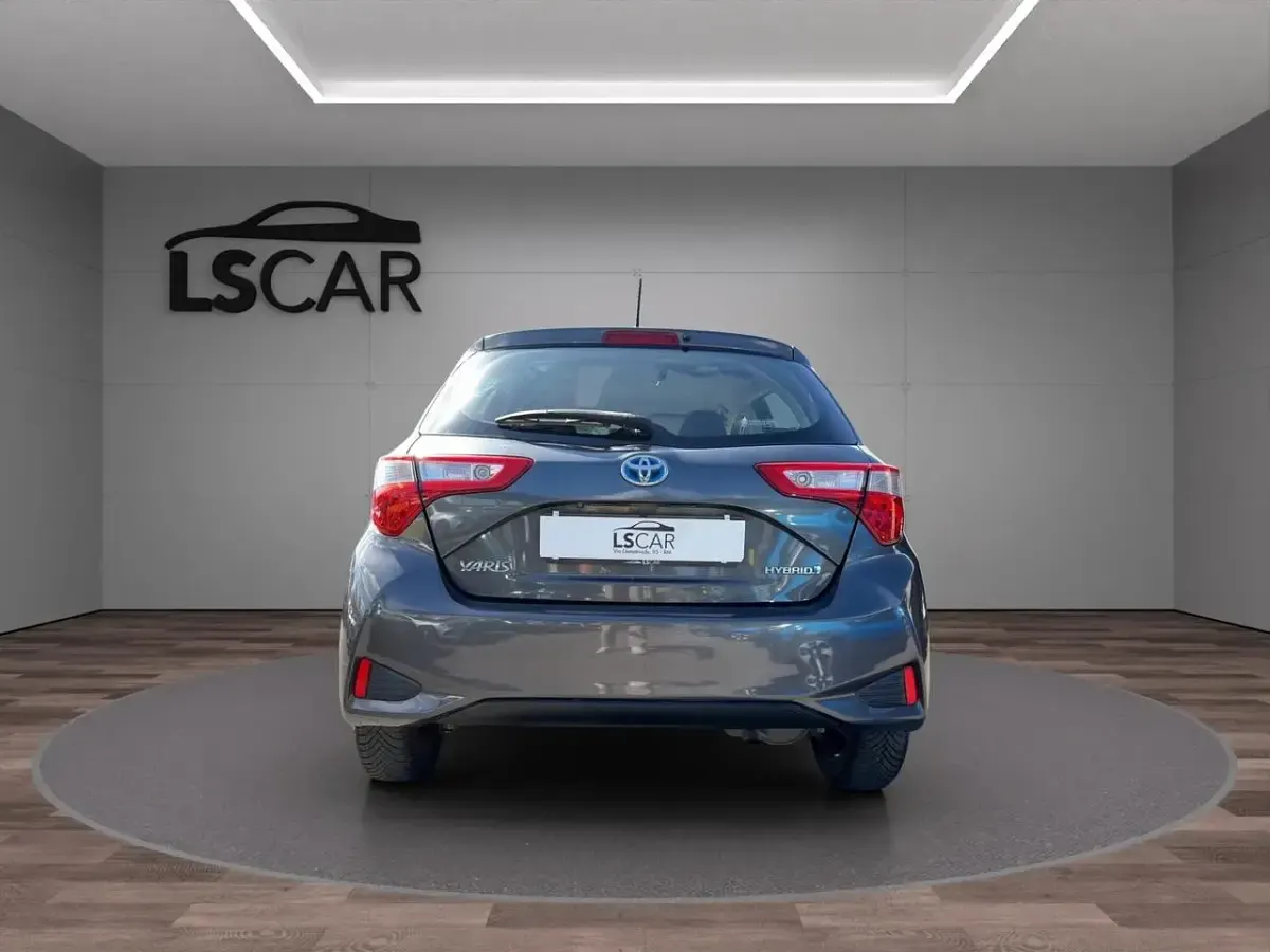 Usata Toyota Yaris Hybrid Active 73 CV (53 kW) 2018 Grigio Berlina
