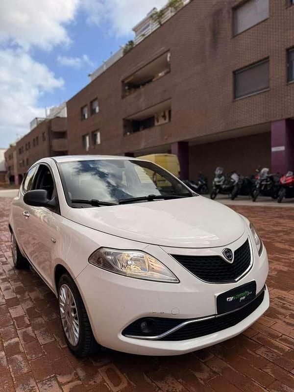 Bianco Usata 2018 Lancia Ypsilon Gold Due volumi | 7990 € (Buon prezzo) - Immagine 1/4
