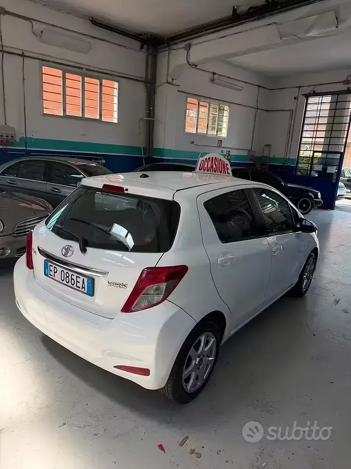 Usata Toyota Yaris Active 69 CV (50 kW) 2013 Bianco Utilitaria