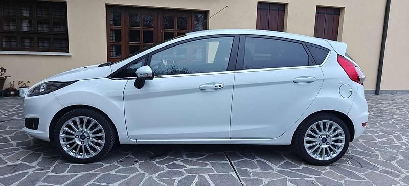 Usata Ford Fiesta Titanium 75 CV (55 kW) 2015 Bianco Berlina